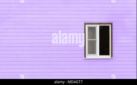 Una finestra di rustico su ultra violet parete in legno. Pattern. Foto Stock
