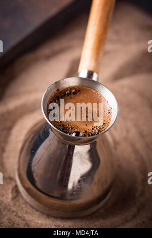 Tradizionale caffè turco nel cezve Foto Stock