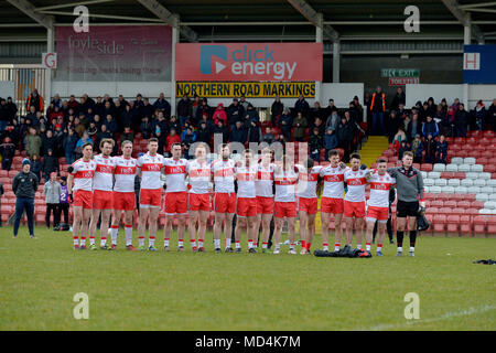 Membri di Derry GAA calcio senior team di stand per l'Irlandese inno nazionale Amhrán na bhFiann ( Il Soldier Song) in Celtic Park Galic motivi Foto Stock