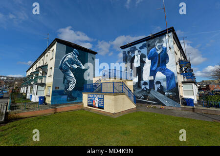 Operazione Motorman (sinistra) e il Runner murales, dagli artisti Bogside, nel Bogside, Derry, Irlanda del Nord. Foto Stock