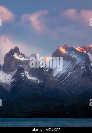 Massiccio del Paine montagne e lago Pehoe (lago) all' alba . Parco Nazionale di Torres del Paine, Cile, Patagonia Foto Stock