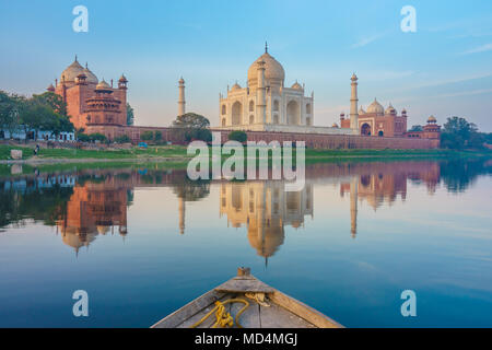 Gita in barca sul fiume Yamuna vicino al Taj Mahal Foto Stock