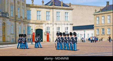 COPENHAGEN, Danimarca - 13 Aprile 2010: il cambio della guardia vicino al Palazzo Reale di Amalienborg. Foto Stock