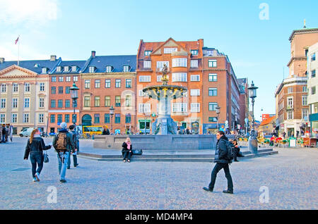 COPENHAGEN, Danimarca - 13 Aprile 2010: Gammeltorv (la piazza vecchia) e la Caritas di fontana. Foto Stock