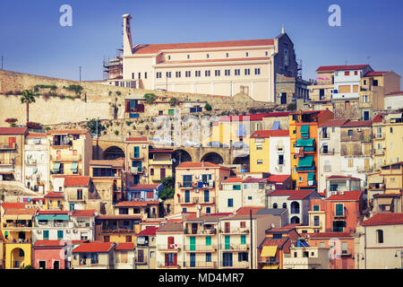 Fitta case colorate di Scilla, Calabria Foto Stock