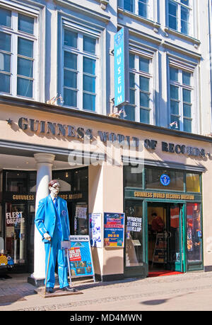 COPENHAGEN, Danimarca - 13 Aprile 2010: Guinness World Records Museum.con Robert Pershing Wadlow uomo più alto della scultura (272 cm) Foto Stock