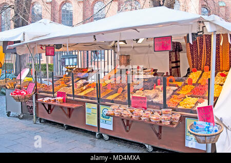 COPENHAGEN, Danimarca - 13 Aprile 2010: Negozio con frutta secca, dolci e i dadi nel centro della citta'. Foto Stock