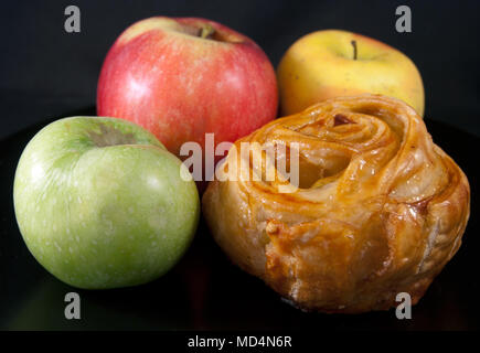 La pagnotta con ripieno di apple e verde, rosso e giallo le mele Foto Stock
