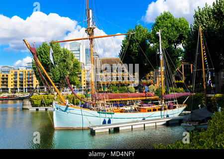 "Willow di Harty' imbarcazione a vela ormeggiata in St Katharine Docks, Tower Hamlets, London, England, Regno Unito Foto Stock