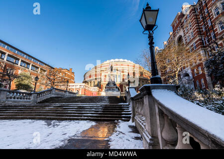 London, Regno Unito - 2 Febbraio 2018: l'ingresso del Royal Albert Hall di Londra, UK ricoperta di neve Foto Stock