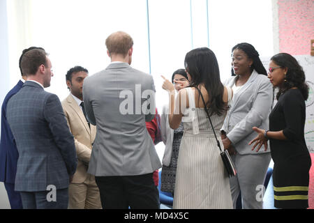 Il principe Harry e Meghan Markle (centro con spalle alla telecamera) parlare con i delegati durante un ricevimento per il Commonwealth Forum della gioventù presso la Queen Elizabeth II Conference Centre di Londra, durante i capi di governo del Commonwealth riuniti. Foto Stock