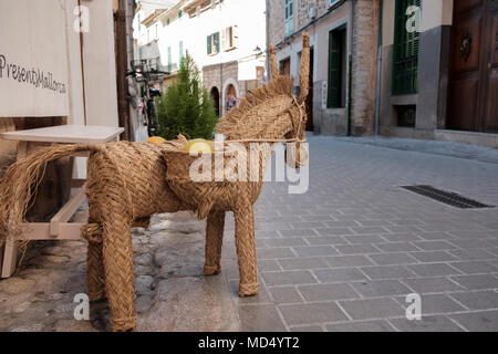 La paglia asino in un vicolo di Soller, Mallorca, Spagna Foto Stock