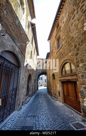 Orvieto, Umbria, 30 agosto 2015. Il centro storico con i suoi piccoli e pittoreschi vicoli. Foto Stock