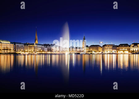 Passeggiata sulla Jungfernstieg è riflessa nell'Alster al blue ora, Amburgo, Germania Foto Stock