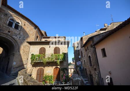 Orvieto, Umbria, 30 agosto 2015. Il centro storico con i suoi piccoli e pittoreschi vicoli. Foto Stock