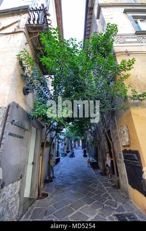 Orvieto, Umbria, 30 agosto 2015. Il centro storico con i suoi piccoli e pittoreschi vicoli. Foto Stock