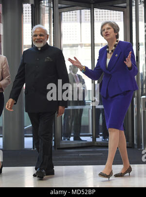 Il primo ministro Theresa Maggio e il Primo Ministro indiano Narendra Modi, arriva per una visita al Francis Crick Institute di Londra durante i capi di governo del Commonwealth riuniti. Foto Stock