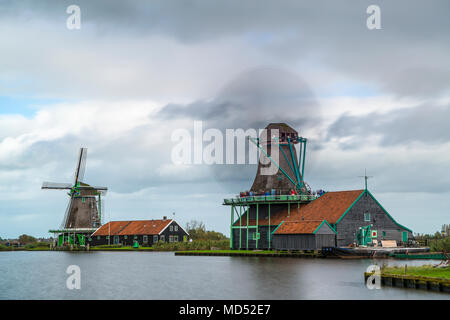 Mulini a vento di Zaanse Schans, Zaanstad comune, Holland, Paesi Bassi Foto Stock