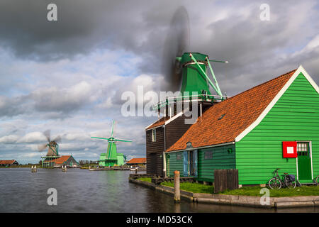 Mulini a vento di Zaanse Schans, Zaanstad comune, Holland, Paesi Bassi Foto Stock