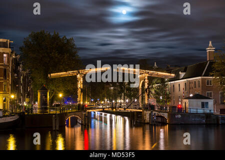 Magere Brug di notte, Amsterdam, Olanda, Paesi Bassi Foto Stock