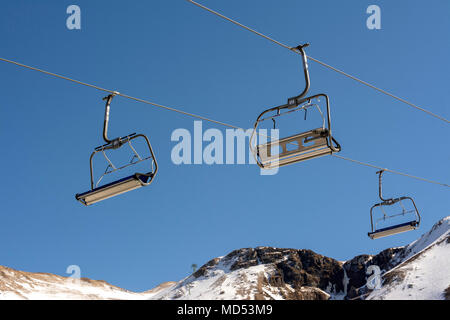 Seggiovia e la mancanza di neve in una località sciistica di Auvergne, Auvergne, Francia Foto Stock