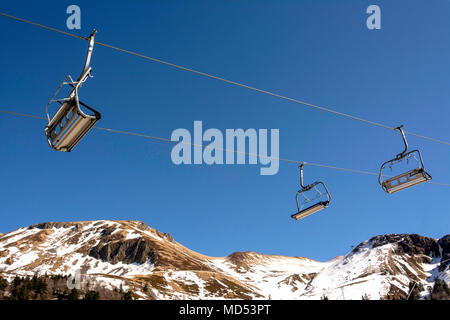 Seggiovia e la mancanza di neve in una località sciistica di Auvergne, Auvergne, Francia Foto Stock