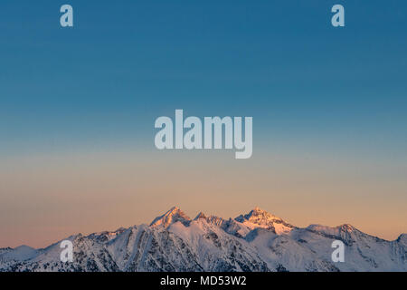 Vista in Untertal da Hochwurzen al tramonto, vista di Hochwildstelle (2747 m), Schladminger Tauern, Stiria, Austria Foto Stock