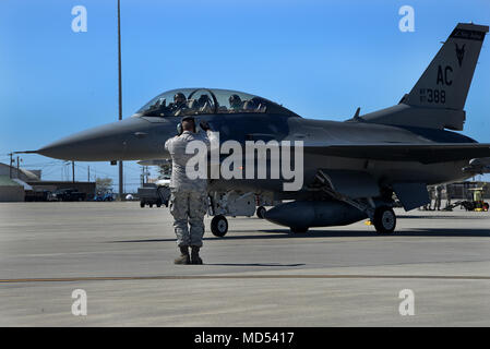 Stati Uniti Air Force Senior Airman Mark T. Cavanaugh, un capo equipaggio con il 177th Fighter Wing, New Jersey Air National Guard, esegue il marshalling di un F-16D Fighting Falcon per il decollo a dominanza di aria nel centro di Savannah, Georgia, Marzo 15, 2018. Il 177th FW ha partecipato a un aria-aria esercizio di allenamento per affinare il combattimento aereo e funzionalità di esecuzione di più gli aggiornamenti di formazione. (U.S. Air National Guard foto di Senior Airman Cristina J. Allen) Foto Stock