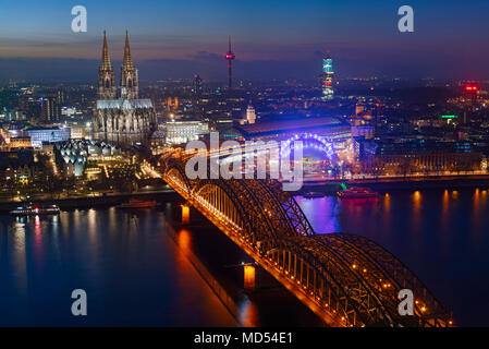 La cattedrale di Colonia e il ponte di Hohenzollern nell'ultima luce della sera, Colonia, nella Renania settentrionale-Vestfalia, Germania Foto Stock