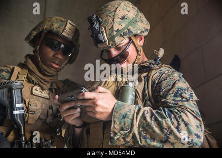 Marines con Kilo Company, 3° Battaglione, 4° Reggimento, 1° Divisione Marine, guardare un telefono Android con enhanced radio Beartooth funzionalità che consentono loro di parlare, di testo e di vedere i compagni di squadra su una mappa senza richiedere il servizio di telefonia cellulare o Wi-Fi, durante Urban avanzate tecnologie navali esercizio 2018 (ANTX18), 21 marzo 2018. ANTX18 è un approccio innovativo al concetto di operazioni e lo sviluppo delle capacità che integra gli ingegneri, tecnici e gli operatori in un dinamico team di sviluppo. (U.S. Marine Corps photo by Lance Cpl. Robert Alejandre) Foto Stock