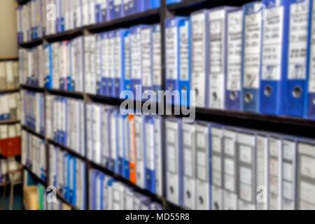 Scena sfocata di scaffali pieni di carta e documenti memorizzati in un vecchio archivio. Foto Stock