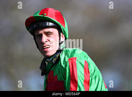 Jockey Shane Kelly in bet365 EBF Maiden Fillies' picchetti durante il giorno due di bet365 Craven incontro a Newmarket Racecourse. Stampa foto di associazione. Picture Data: mercoledì 18 aprile, 2018. Vedere la storia di PA RACING Newmarket. Foto di credito dovrebbe leggere: Joe Giddens/PA FILO Foto Stock