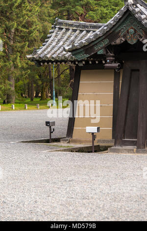 Survelance équipement nei giardini del Palazzo Imperiale di Kyoto, Giappone Foto Stock