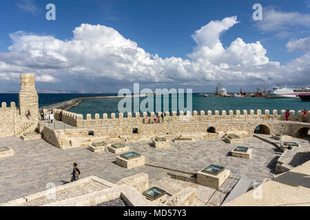 Heraklion, Creta / Grecia - Ottobre 26, 2017: vista sul tetto della fortezza Koules il porto di Heraklion e l'isola di diam. Giornata di sole Foto Stock