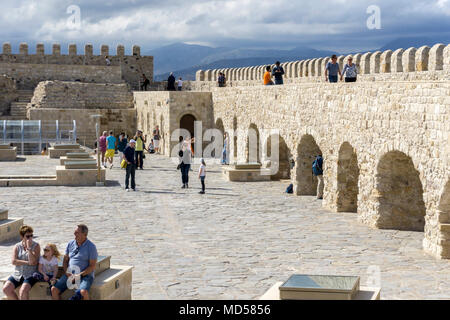 Heraklion, Creta / Grecia - Novembre 22, 2017: vista sul tetto della fortezza Koules con molti turisti in una giornata di sole con blu cielo nuvoloso Foto Stock