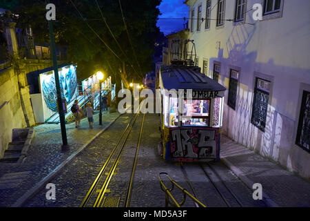 Lisbona, Portogallo - 24 giugno 2016: funicolare di Gloria (Elevador da Gloria) risale la Gloria street nella notte la luce. Lisbona. Portogallo Foto Stock