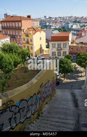 Lisbona, Portogallo - 25 giugno 2016: le scale coperte con i graffiti che conducono giù al case residenziali nel Bairro Alto - il distretto centrale di Lis Foto Stock