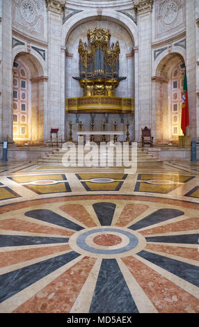 Lisbona, Portogallo - 25 giugno 2016: la vista lungo la navata centrale di Santa Engracia chiesa (Pantheon Nazionale) sulla tubazione organo barocco e il pavimento dec Foto Stock