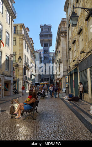 Lisbona, Portogallo - 25 giugno 2016: il punto di vista del Elevador de Santa Justa (Carmo ascensore ) al fine di Rua de Santa Justa. L'ascensore collega il centro in B Foto Stock