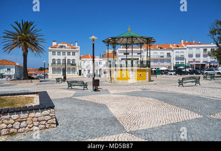 NAZARE, Portogallo - 26 giugno 2016: la piazza centrale di Nazare con padiglione e le case residenziali sullo sfondo. Nazare. Portogallo Foto Stock