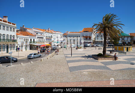 NAZARE, Portogallo - 26 giugno 2016: il punto di vista della piazza centrale di Nazare circondato dalla linea di case residenziali. Nazare. Portogallo Foto Stock