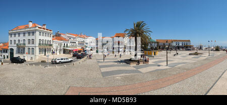 NAZARE, Portogallo - 26 giugno 2016: la vista panoramica della piazza centrale di Nazare circondato dalla linea di case residenziali. Nazare. Portogallo Foto Stock