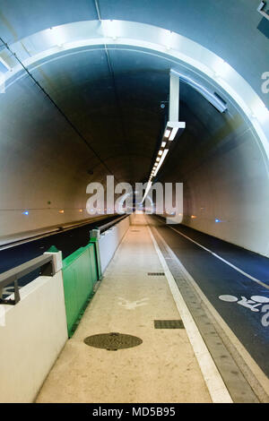 Tunnel di passaggio sotterraneo. I percorsi per i pedoni e i ciclisti, illuminazione, sistema di ventilazione Foto Stock