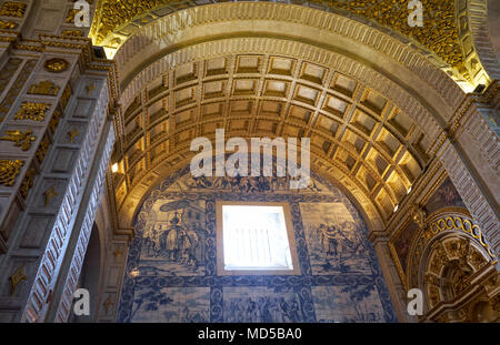 NAZARE, Portogallo - 26 giugno 2016: un interno della chiesa di Nossa Senhora da Nazare con azulejos realizzato dalla ceramista olandese Willem van der Kloet ho Foto Stock