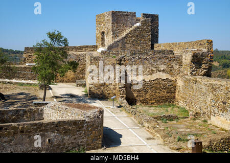 MERTOLA, Portogallo - 30 giugno 2016: il punto di vista del cortile interno con la Carouche torre del castello di Mertola. Mertola. Portogallo Foto Stock