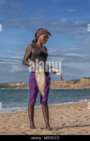 CABOLEDO/ANGOLA - 24 MAR 2018 - donna africana la vendita del pesce sulla spiaggia di Cabo Ledo, Angola. L'Africa. Foto Stock