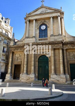 Due giovani donne a piedi nella parte anteriore della chiesa di San Tommaso d Aquino. Parigi, Francia. Foto Stock