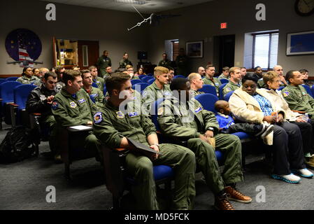 Da sinistra, Cap. Michael Knapp, 3° Airlift Squadron capo di standard e di valutazione e uno del pilota per un programma della giornata conduce, Kareem Bennett e la sua famiglia partecipare ad un terzo come roll call Marzo 16, 2018 Alla Dover Air Force Base, Del. Bennet e la sua famiglia sono stati invitati dal 3° come di partecipare al loro pilota onorario per un programma della giornata. (U.S. Air Force photo by Staff Sgt. Aaron J. Jenne) Foto Stock