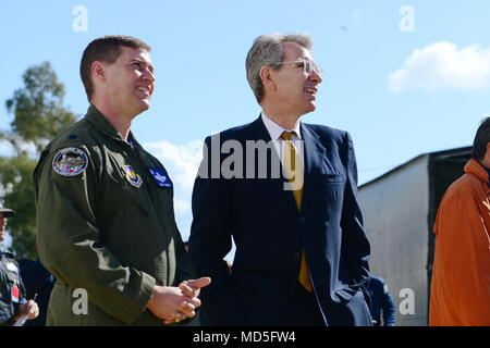 Stati Uniti Ambasciatore Geoffrey Pyatt orologi aeromobili partecipano INIOHOS 18 decollo con Lt. Col. Jeremy Renken, 492nd Fighter Squadron commander, durante l'esercizio dell'evento multimediale a Andravida Air Base, Grecia, 20 marzo 2018. Settanta-sei aerei da combattimento partecipano a questo anni di iterazione dell'esercizio. (U.S. Air Force foto/1Lt. Elias piccole) Foto Stock