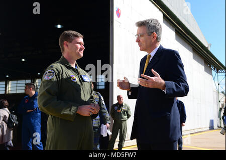 Stati Uniti Ambasciatore Geoffrey Pyatt discute INIOHOS 18 con Lt. Col. Jeremy Renken, 492nd Fighter Squadron commander, durante l'esercizio del media day a Andravida Air Base, Grecia, 20 marzo 2018. Settanta-sei aerei da combattimento partecipano a questo anno di iterazione dell'esercizio. (U.S. Air Force foto/1Lt. Elias piccole) Foto Stock